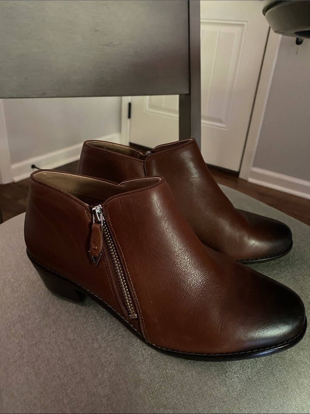 Vionic Jolene Brown Leather Ankle Boots side zip bootie mocha casual size 8